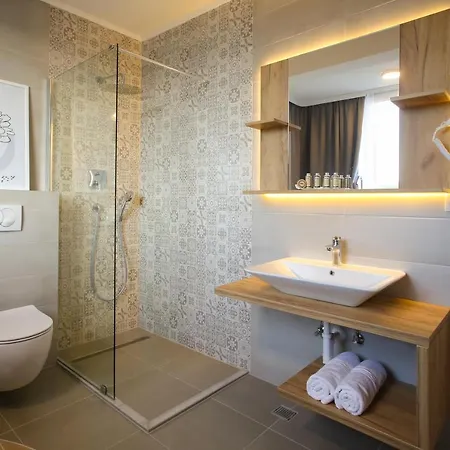 Infinity * Μόσταρ