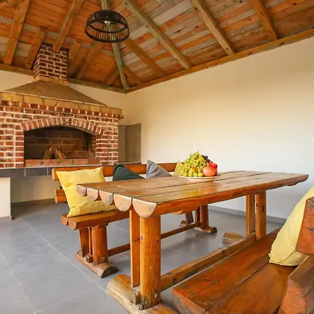 Infinity Μόσταρ