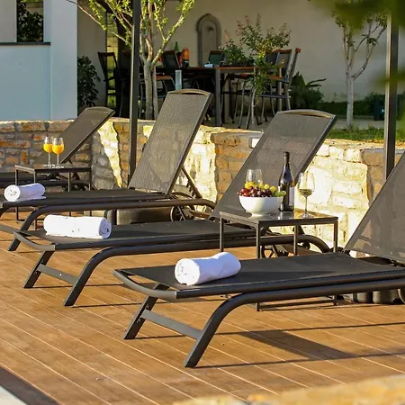 Infinity * Μόσταρ